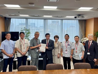 要請を受ける伊東沖縄担当大臣