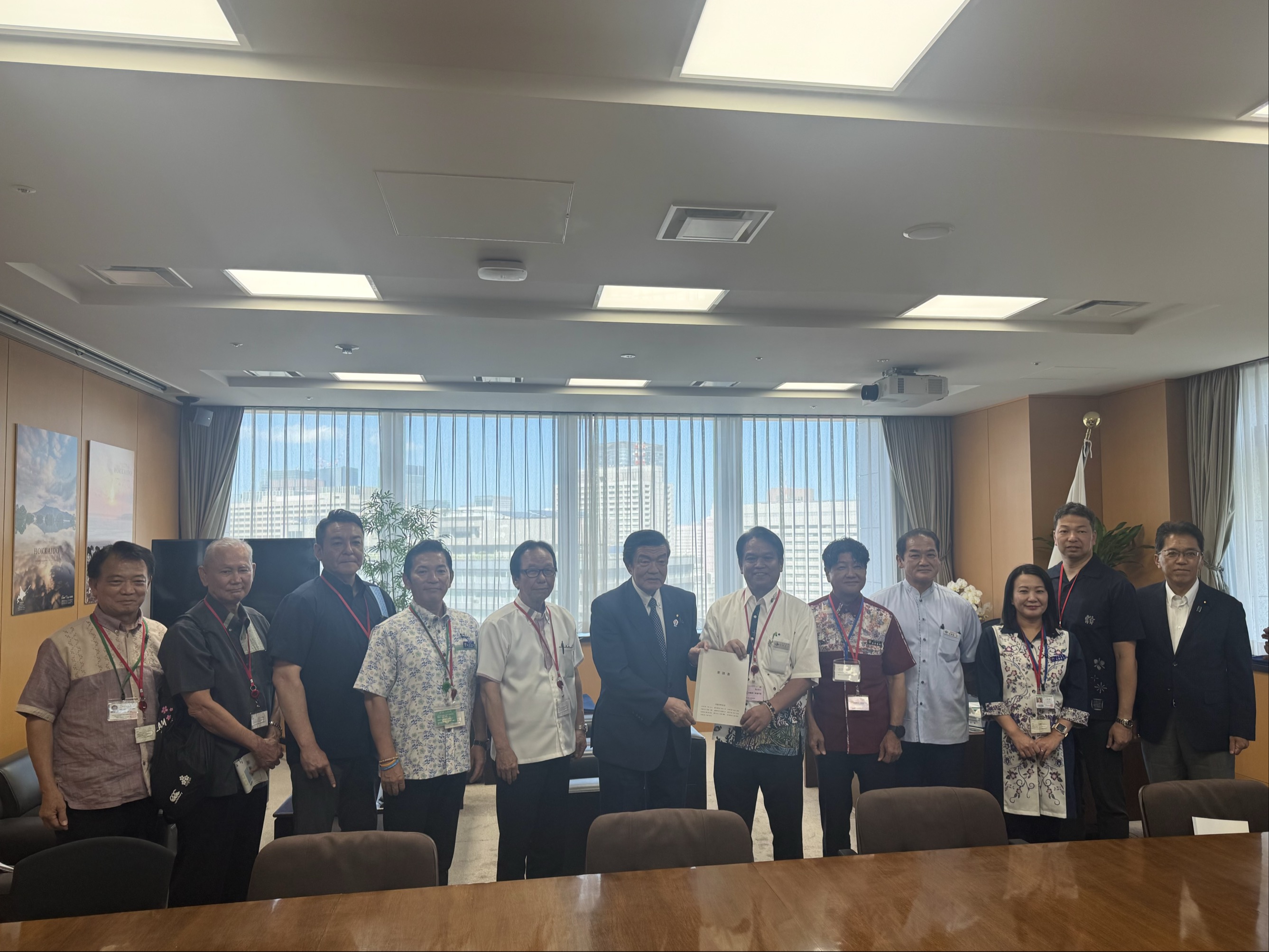 要請を受ける伊東沖縄担当大臣