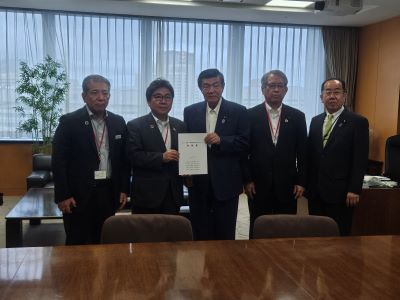 要請を受ける伊東沖縄担当大臣