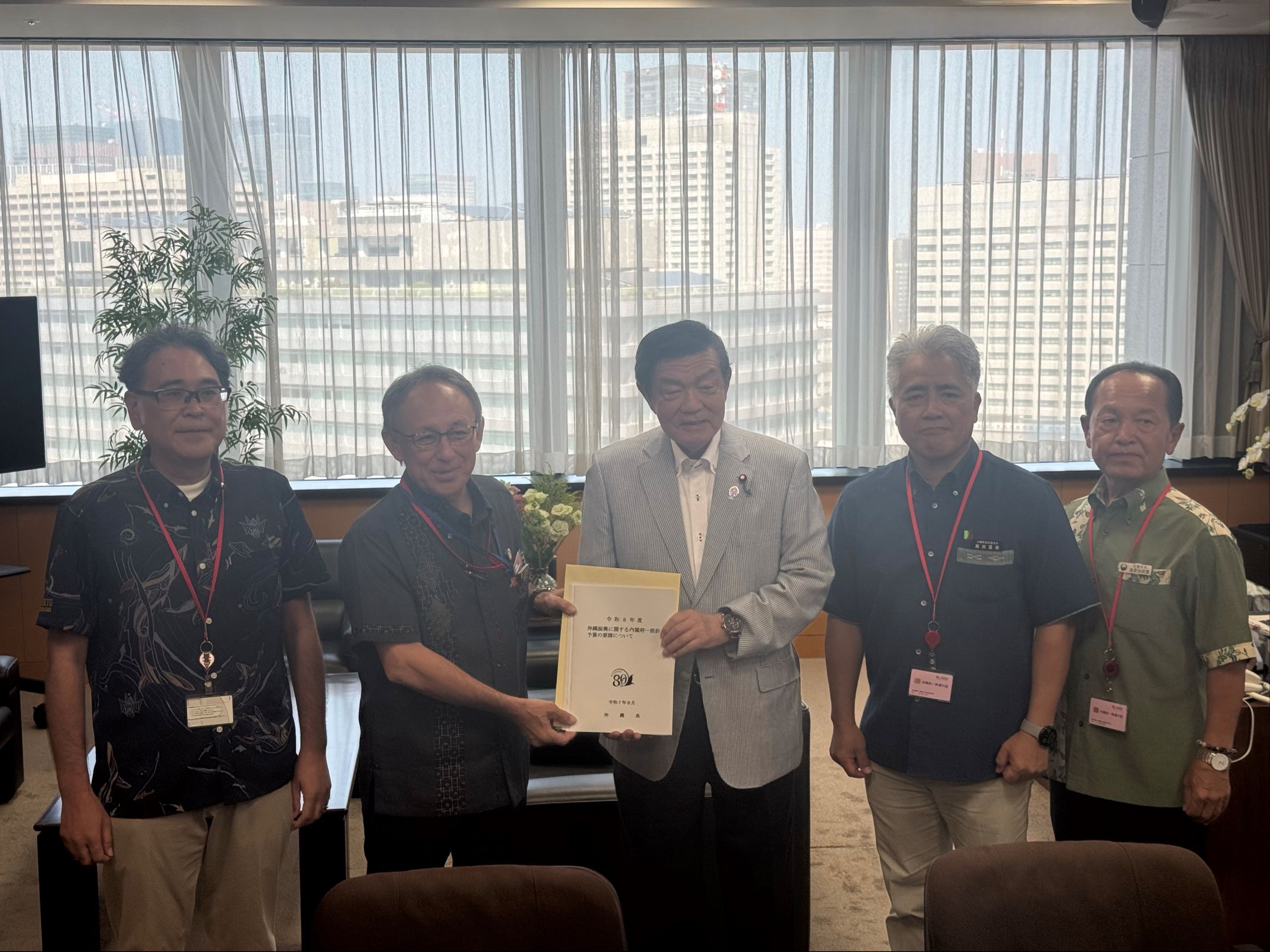 要請を受ける伊東沖縄担当大臣
