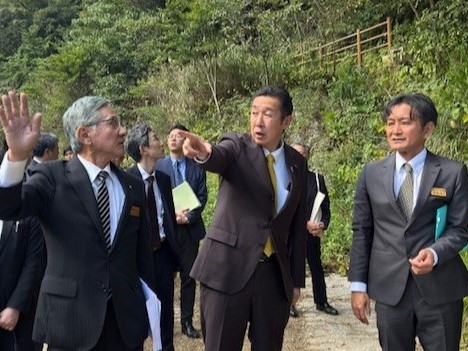 比地大滝キャンプ場を視察する黄川田大臣