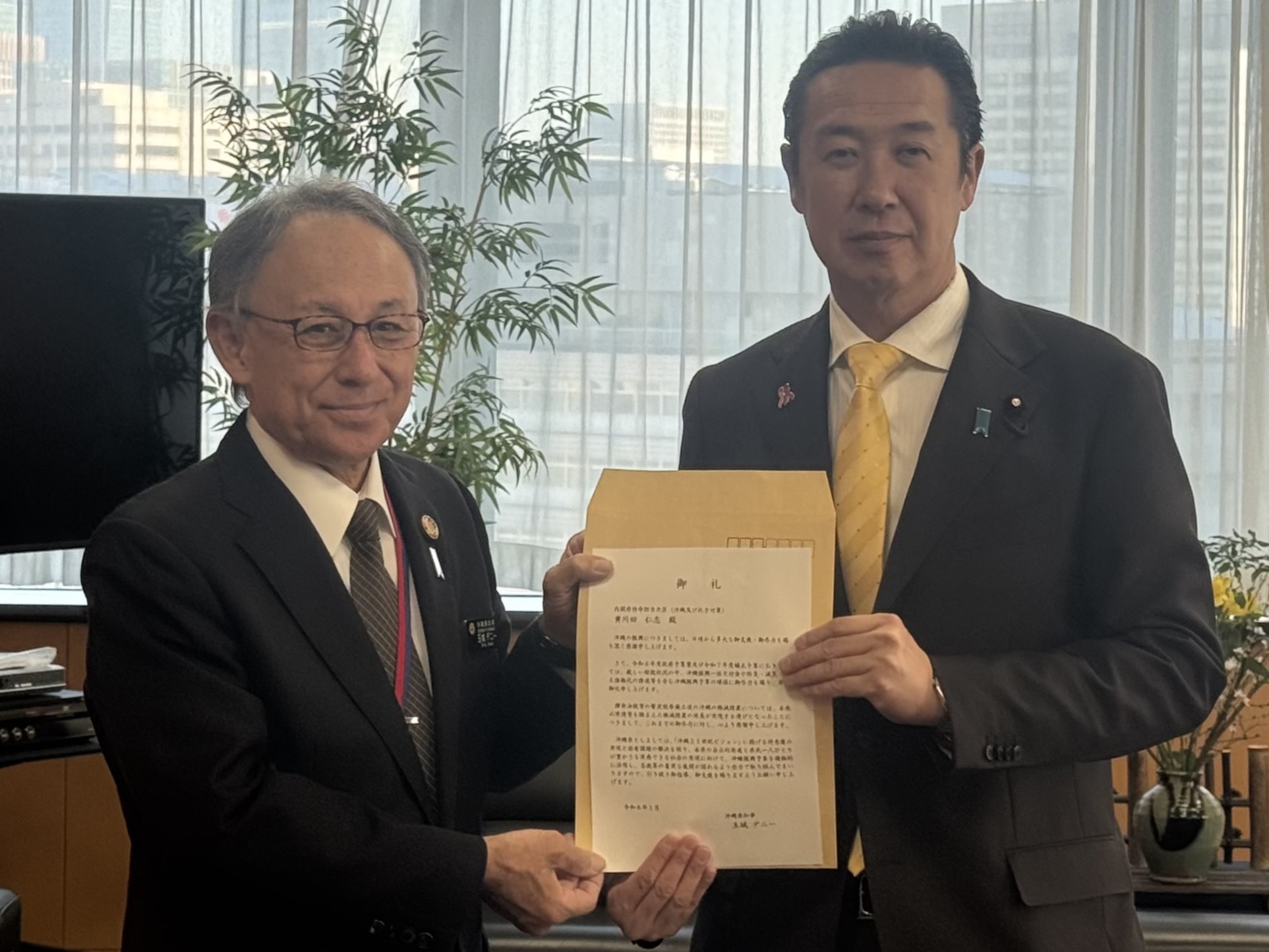 挨拶を受ける黄川田沖縄担当大臣