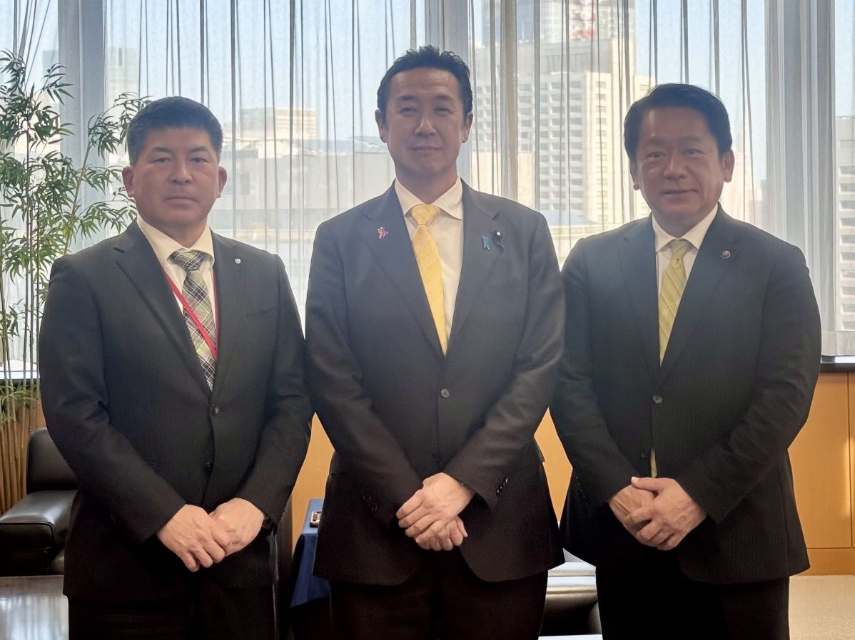 挨拶を受ける黄川田沖縄担当大臣