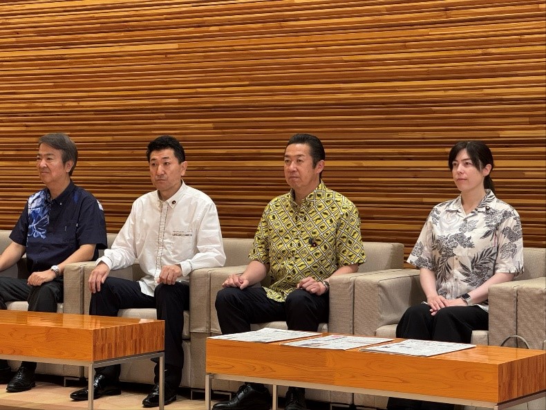 官邸内の閣僚応接室にて
