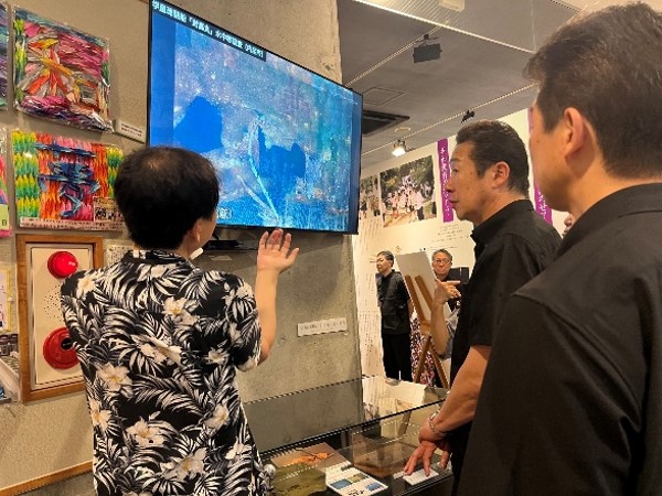 対馬丸記念館にて水中調査3D画像を視察する黄川田大臣