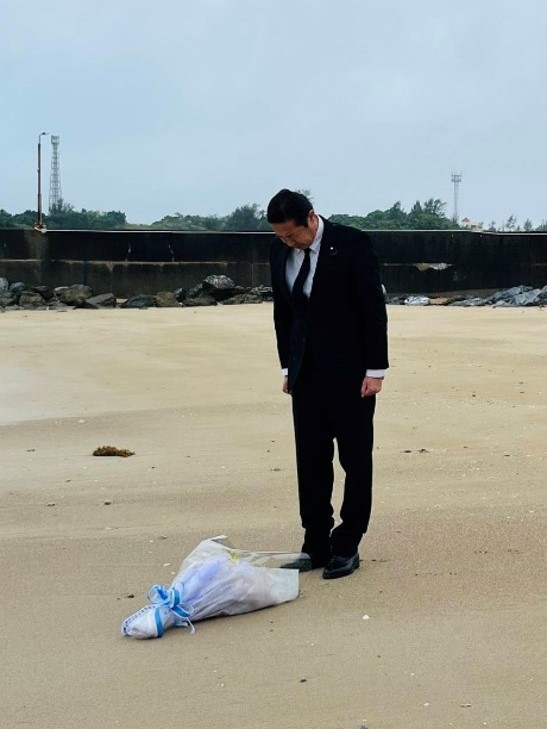 辺野古沖事故現場で献花をする黄川田大臣