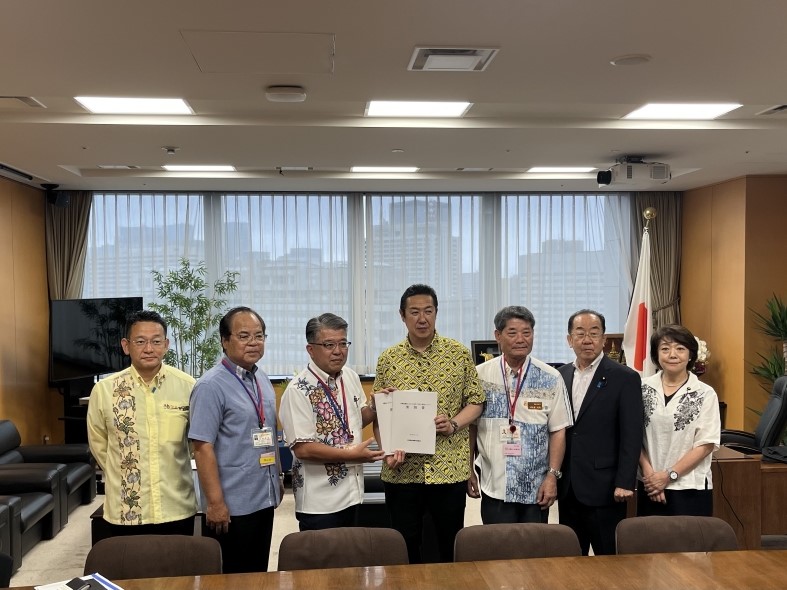 要請を受ける黄川田沖縄担当大臣
