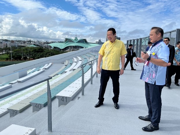 宜野湾海浜公園屋外劇場を視察する黄川田沖縄担当大臣