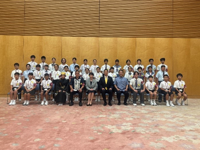 宜野湾海浜公園屋外劇場を視察する黄川田沖縄担当大臣