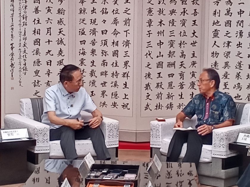 沖縄県知事と懇談をする葉梨沖縄担当大臣