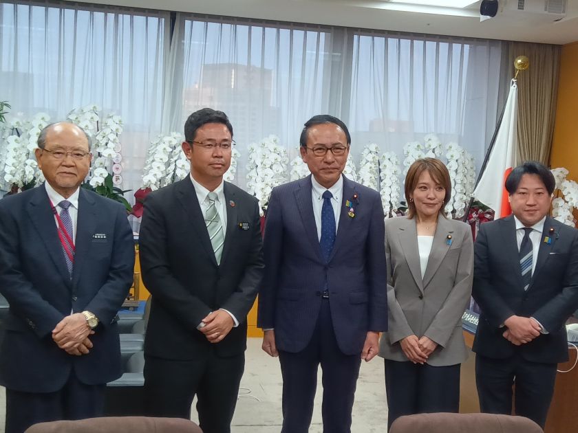 葉梨沖縄担当大臣、古謝沖縄県知事他集合写真