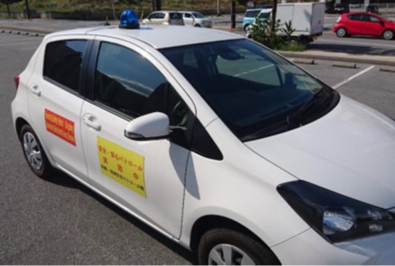 青色パトロールカーの車体