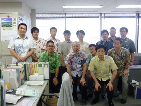 かりゆしを着用した沖縄担当部局のスタッフたち2