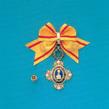 he Order of the Precious Crown, Wistaria