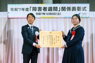 ポスター表彰状授与 写真2