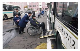 バスに車椅子を乗せる様子