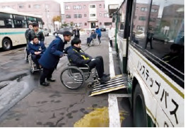バスに車椅子を乗せる様子