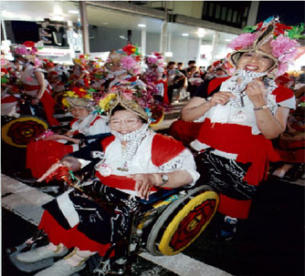 ねぶた祭りに参加する障害者とボランティア達の写真２