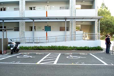 「車椅子使用者用駐車区画」