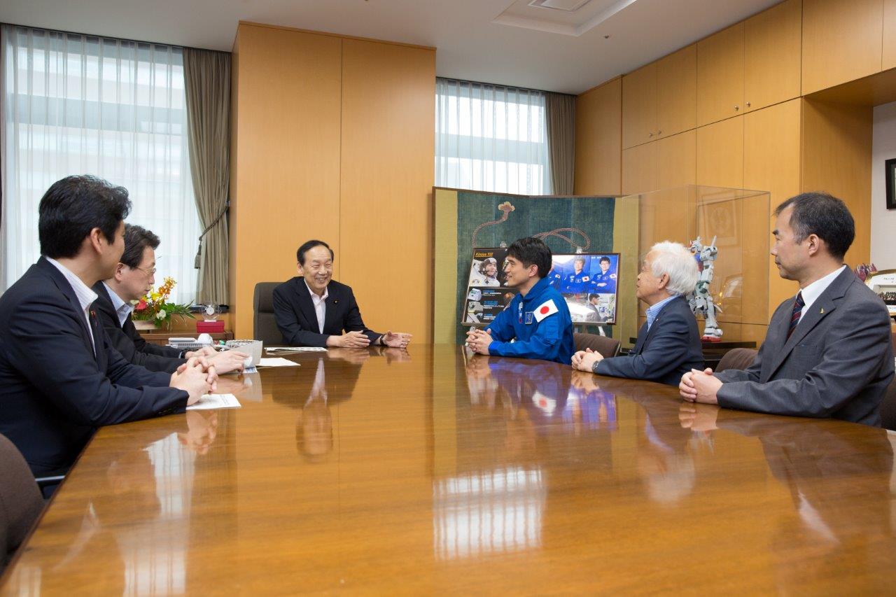大西宇宙飛行士から説明を受ける山口大臣、平副大臣、松本政務官