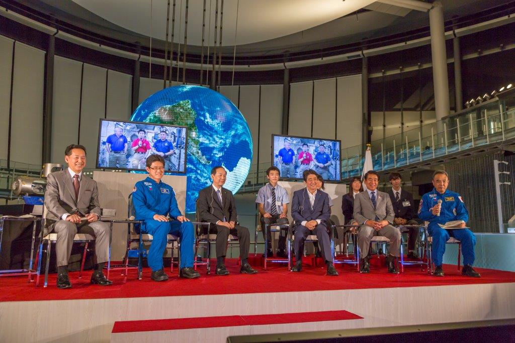 ＶＩＰコールの様子 (前列左から毛利日本科学未来館館長、金井宇宙飛行士、山口大臣、安倍総理大臣、下村文部科学大臣、古川宇宙飛行士、後列はスーパーサイエンスハイスクールの高校生達)