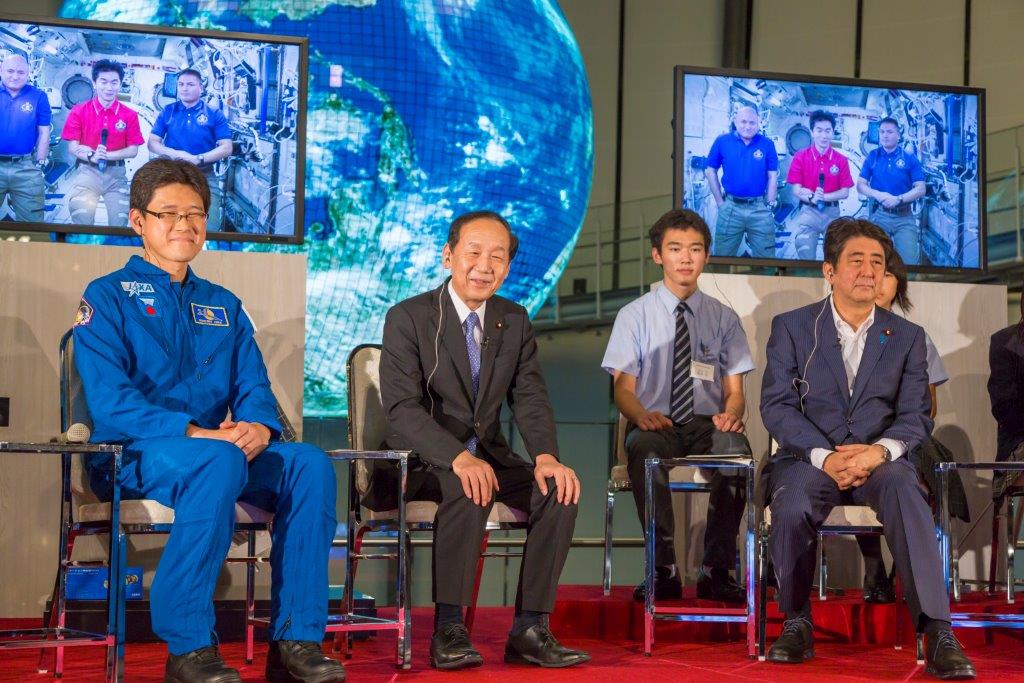 国際宇宙ステーションに滞在中の油井宇宙飛行士に語りかける山口大臣(前列左から金井宇宙飛行士、山口大臣、安倍総理、後列はスーパーサイエンスハイスクールの高校生達)