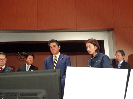 安倍内閣総理大臣とともに宇宙ベンチャー企業の展示を視察する松山大臣