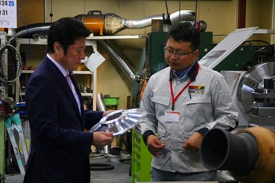 稲川社長からロケット製作の説明を受ける松山大臣