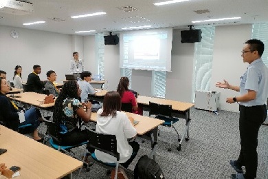 表敬訪問での集合写真1